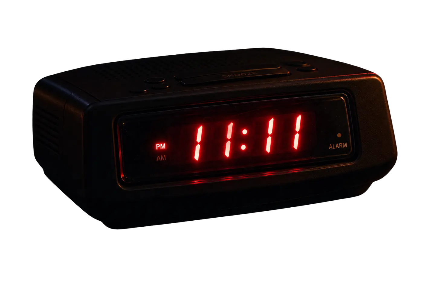 Un radio-réveil affichant 11:11 dans une chambre sombre